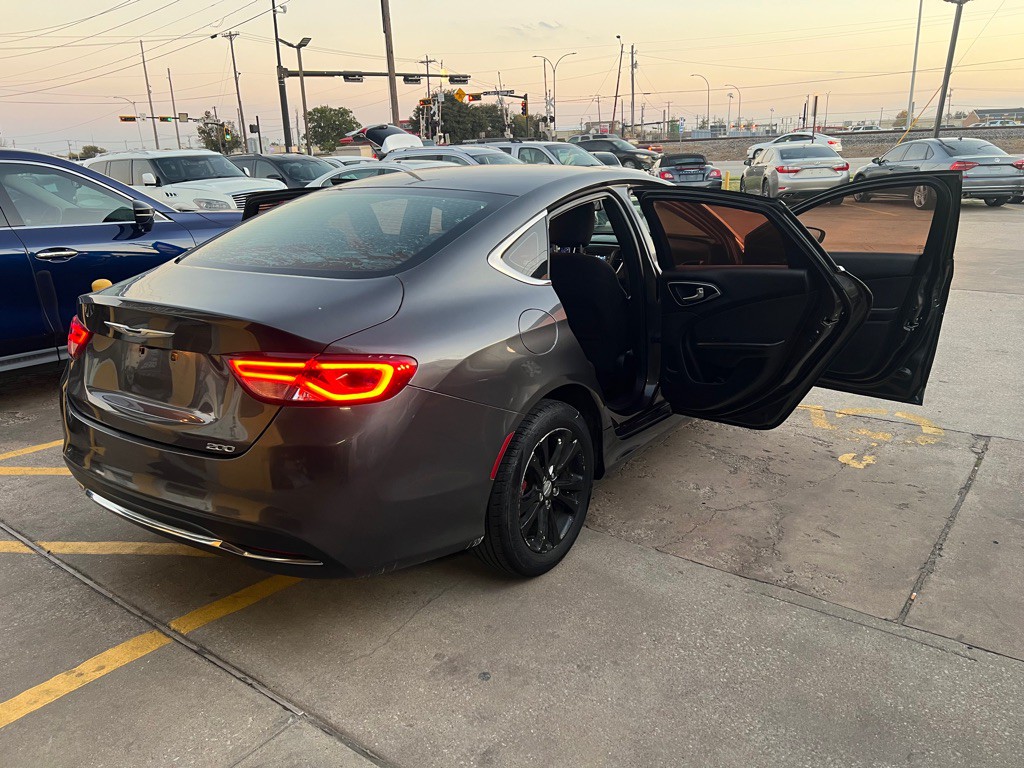 2015 Chrysler 200 Image 10