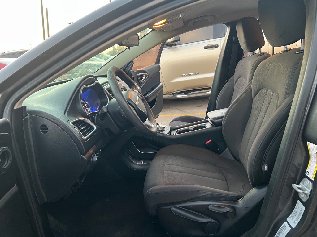 2015 Chrysler 200 Image 11