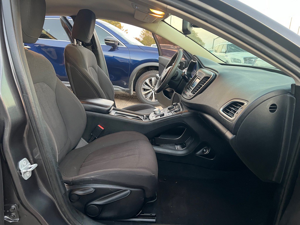 2015 Chrysler 200 Image 12