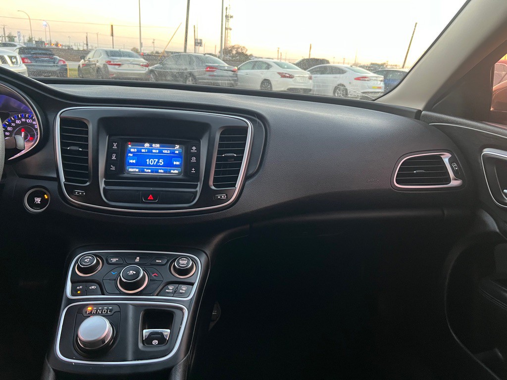 2015 Chrysler 200 Image 16