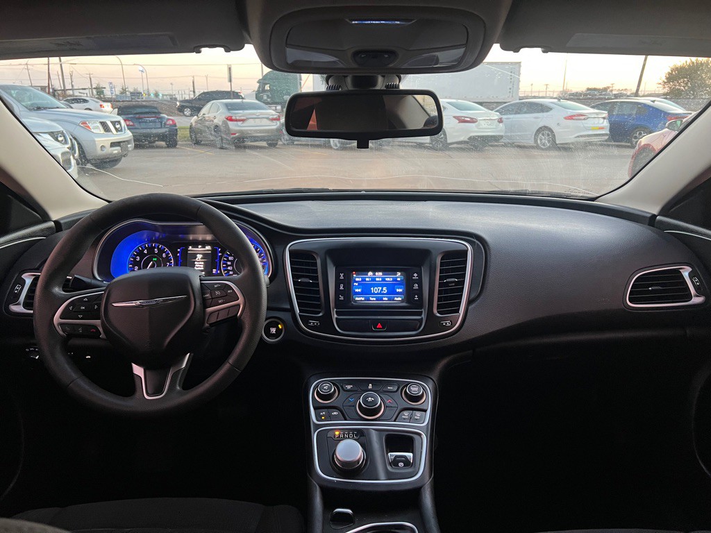 2015 Chrysler 200 Image 17