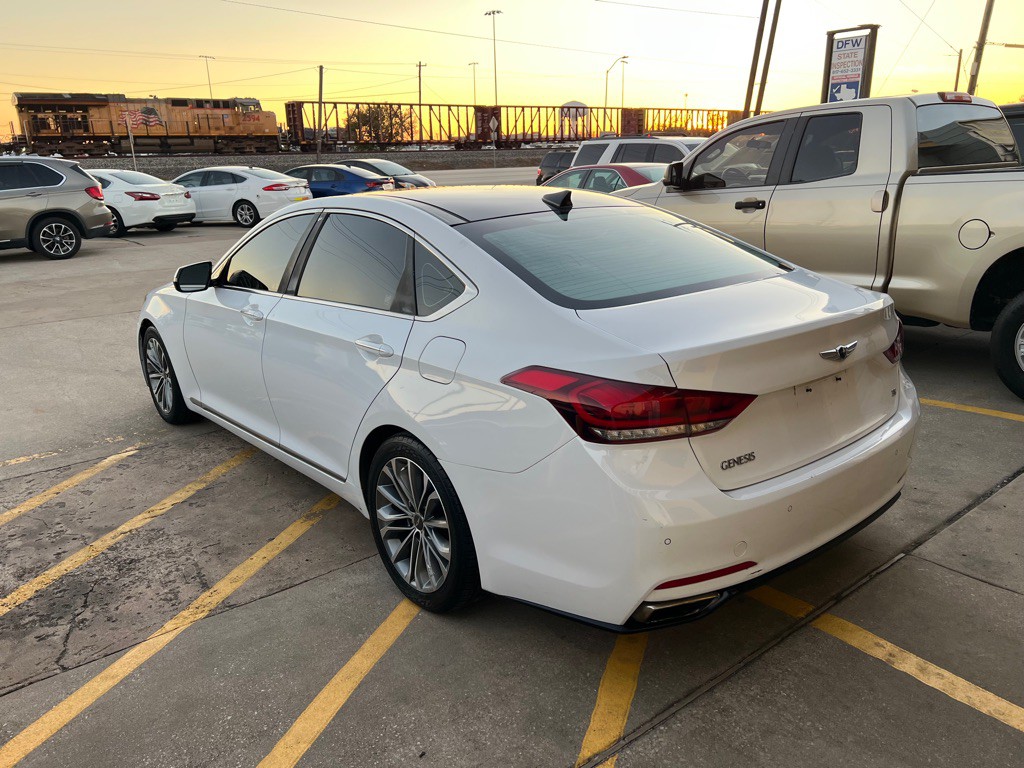 2015 Hyundai Genesis Image 4