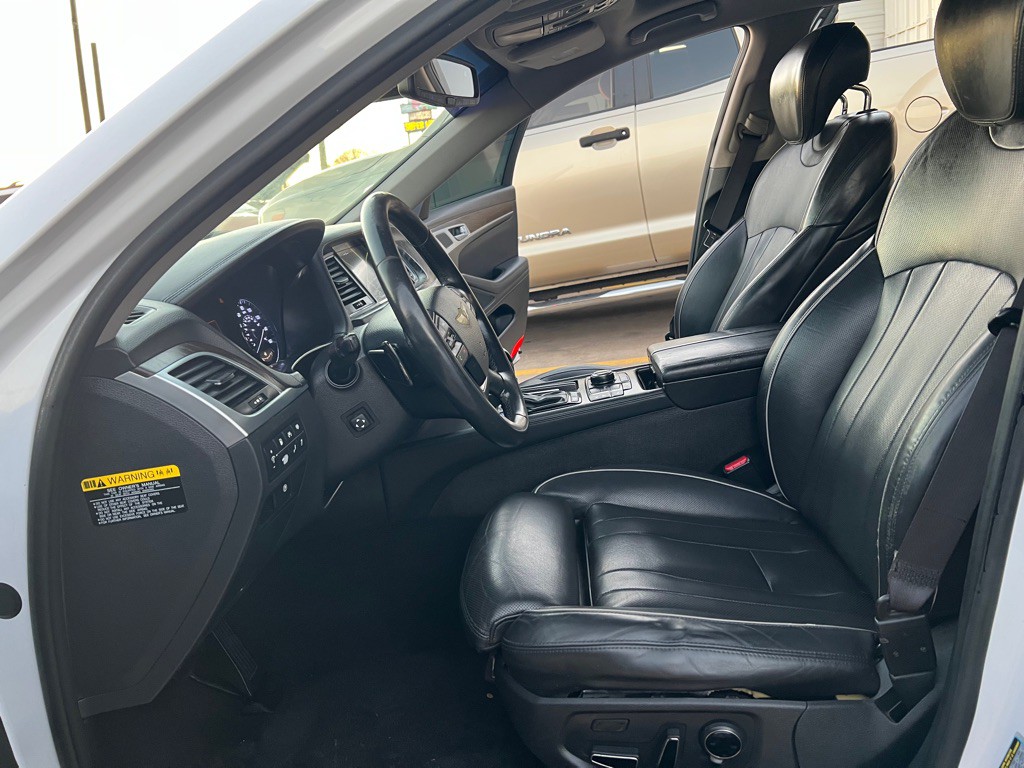2015 Hyundai Genesis Image 11