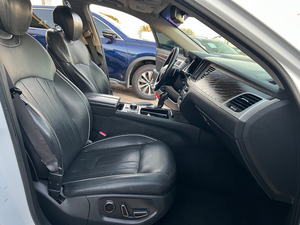 2015 Hyundai Genesis Image 12