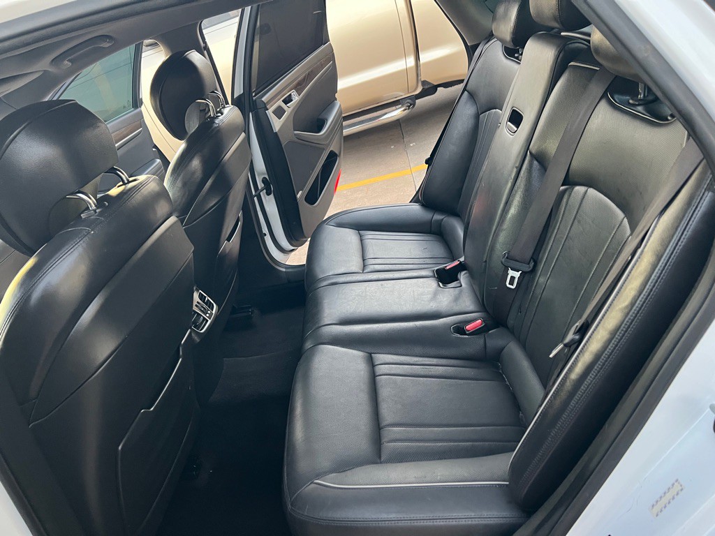 2015 Hyundai Genesis Image 13