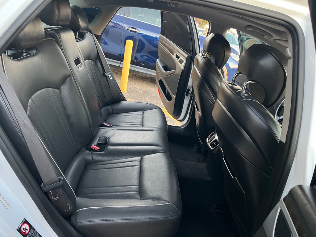 2015 Hyundai Genesis Image 14