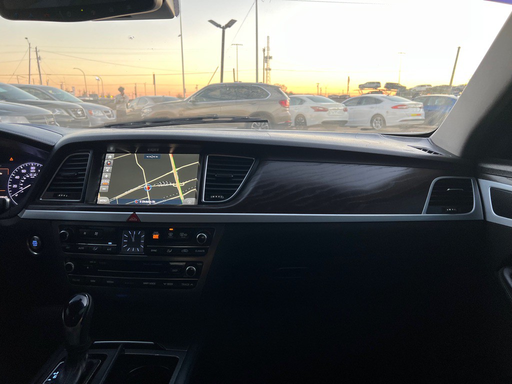 2015 Hyundai Genesis Image 16
