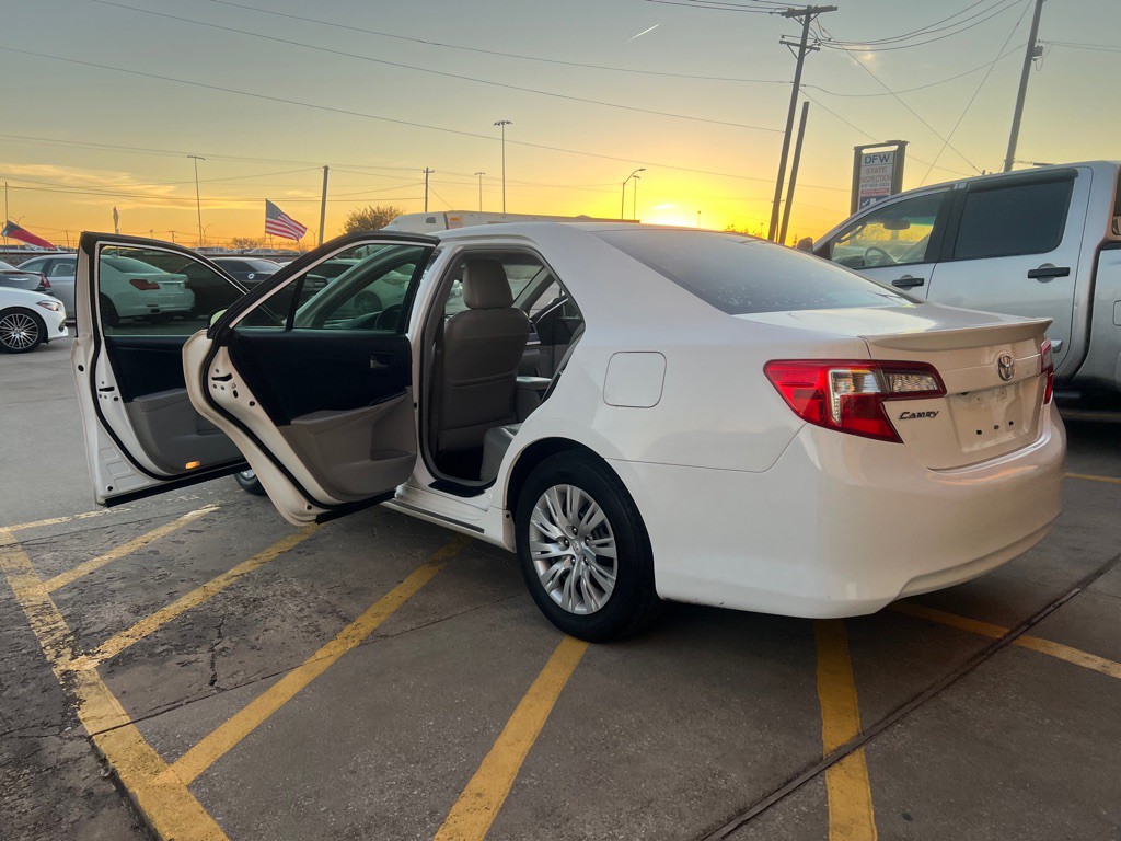 2014 Toyota Camry Image 10