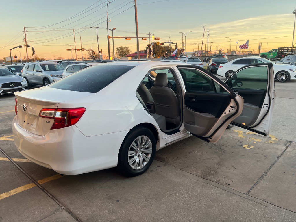 2014 Toyota Camry Image 12