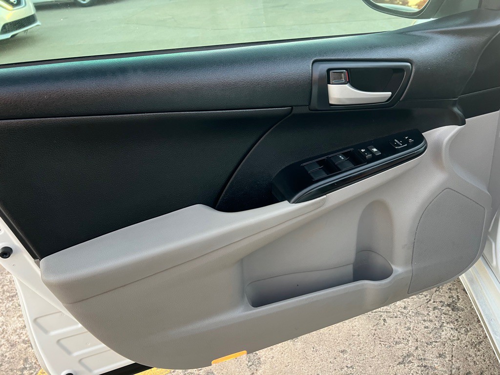 2014 Toyota Camry Image 16