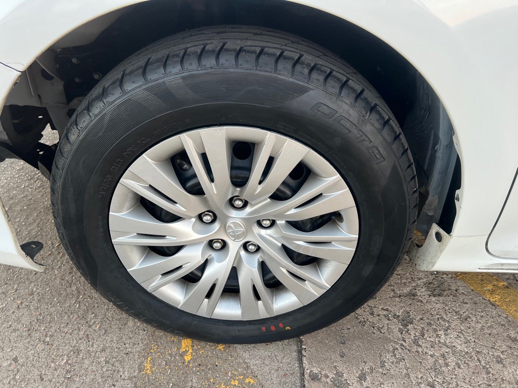 2014 Toyota Camry Image 21