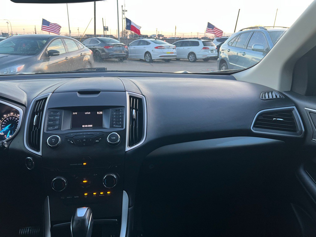 2016 Ford Edge Image 17