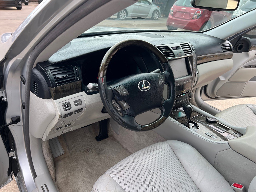 2009 Lexus LS Image 17