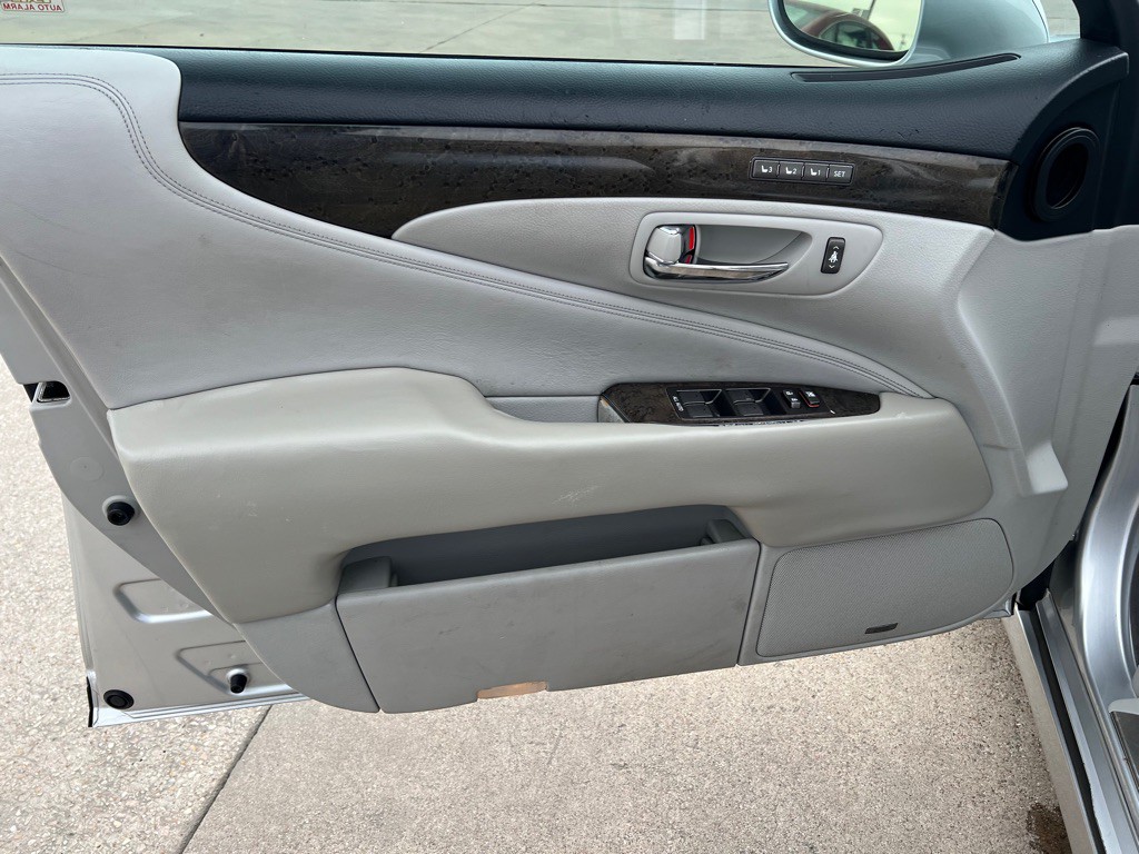 2009 Lexus LS Image 20