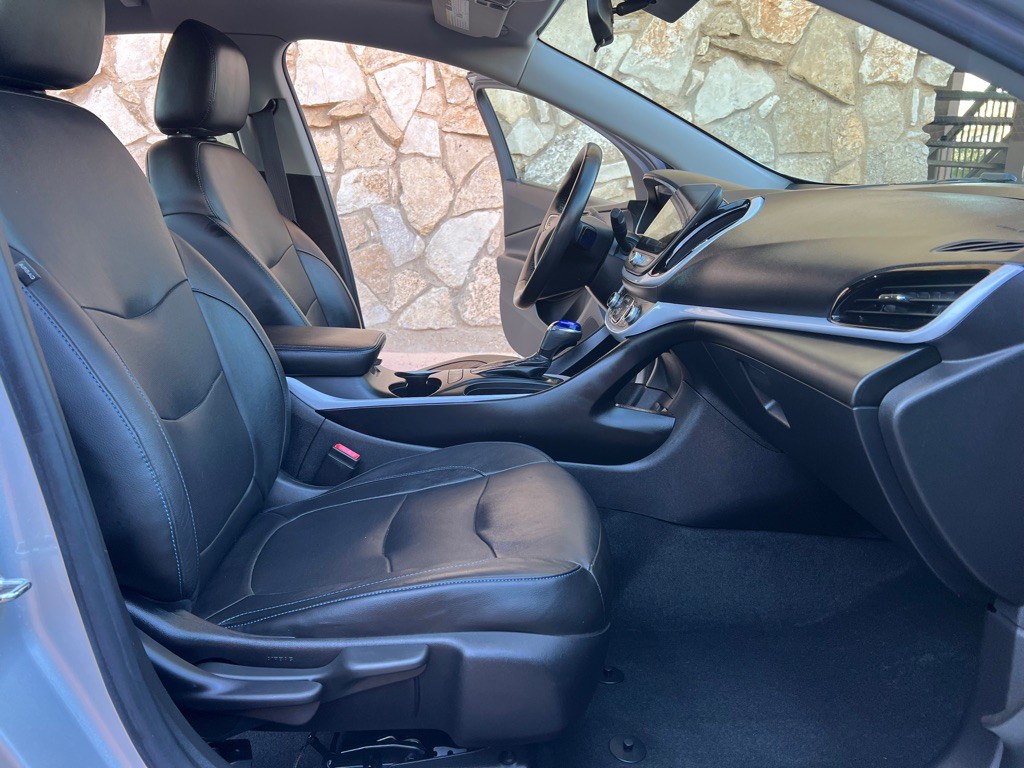 2017 Chevrolet Volt Image 12