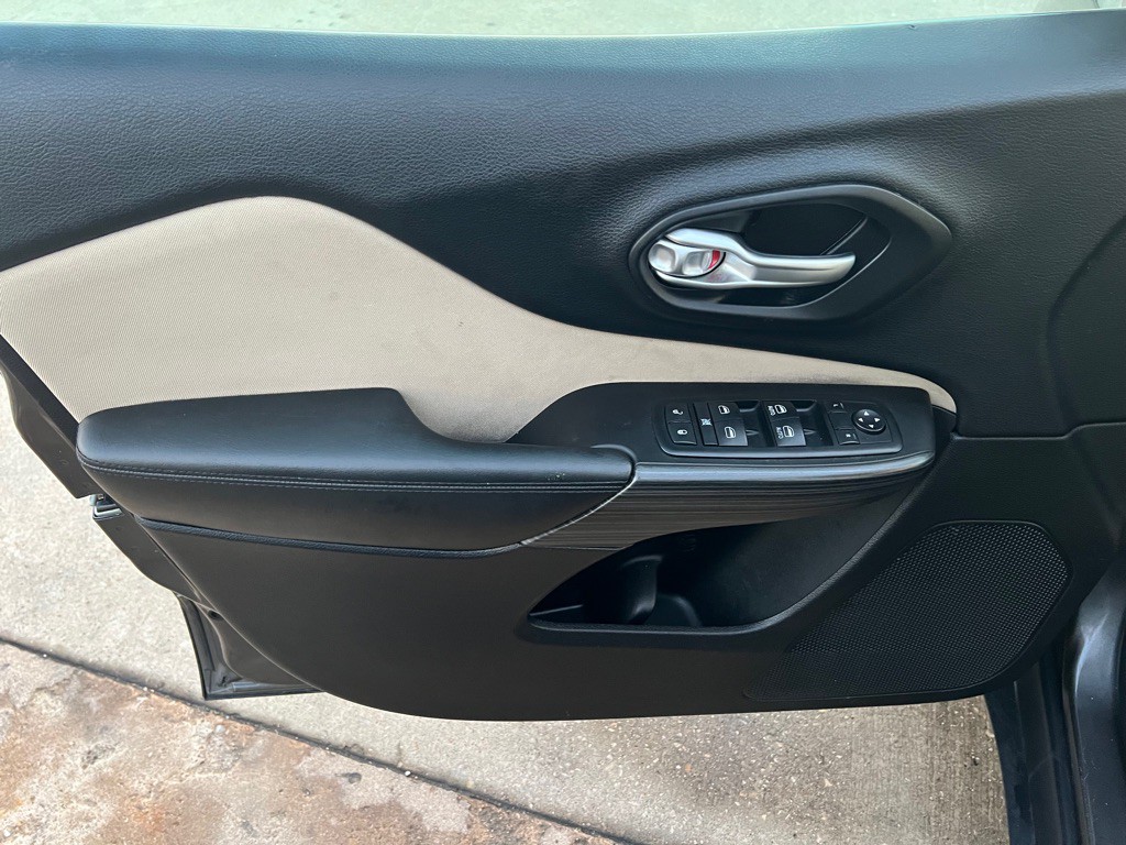 2015 Jeep Cherokee Image 12