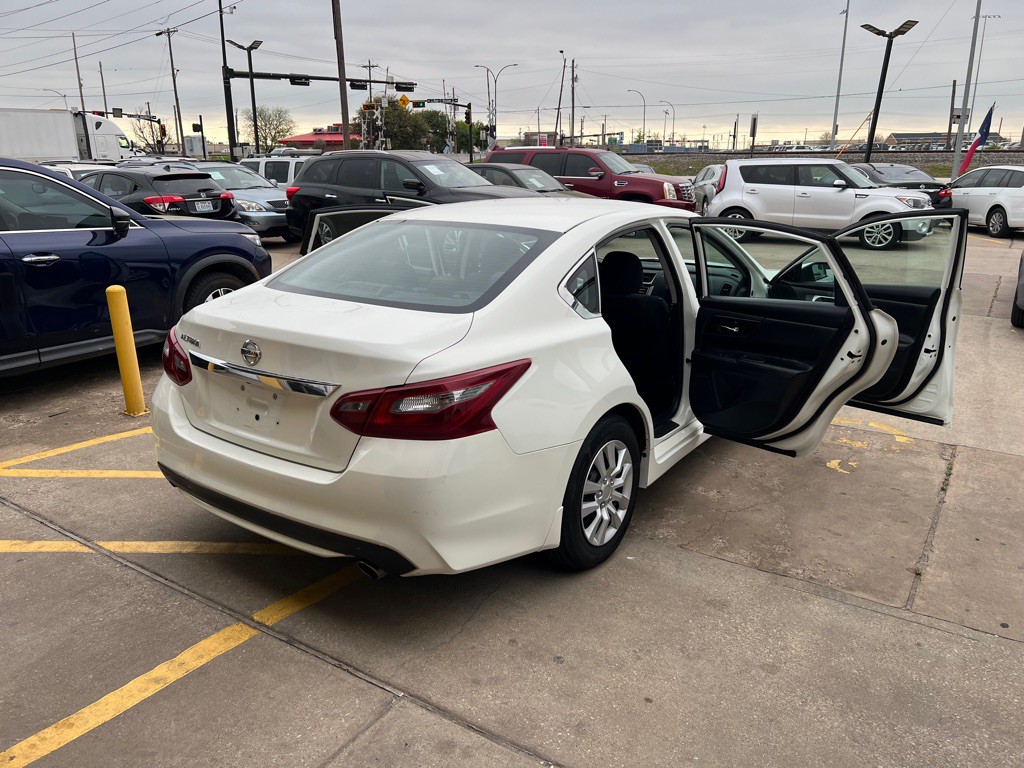 2018 Nissan Altima Image 10