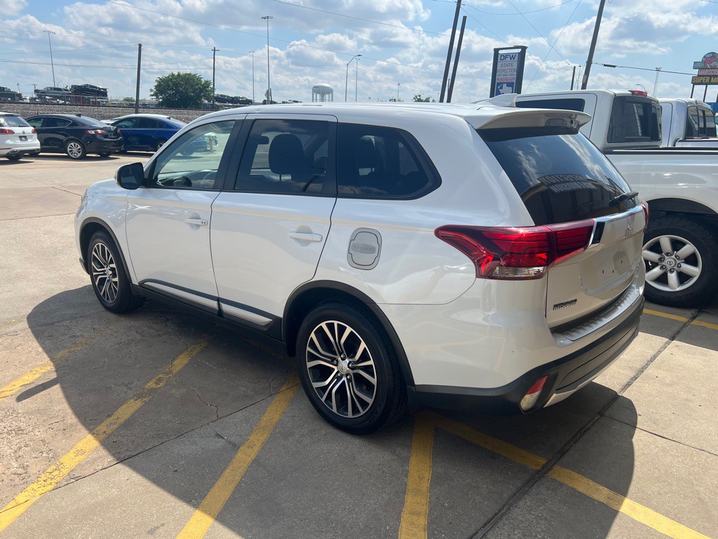 2018 Mitsubishi Outlander Image 4