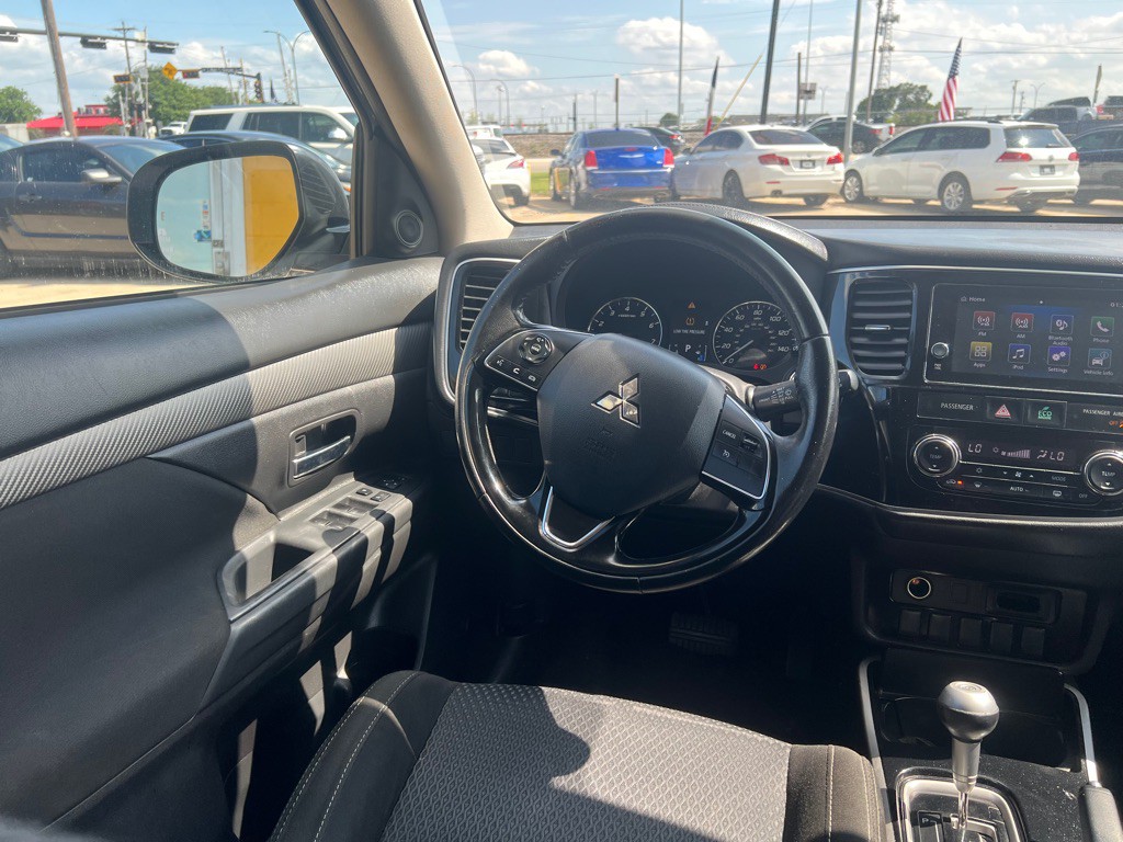 2018 Mitsubishi Outlander Image 16