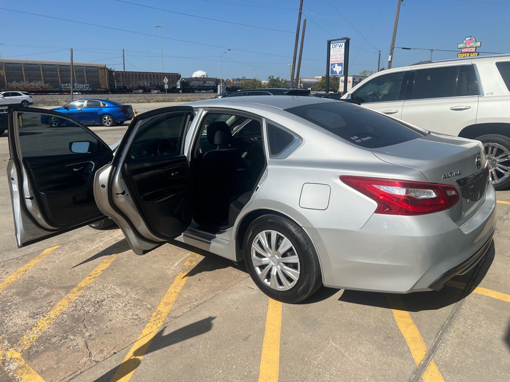 2016 Nissan Altima Image 10