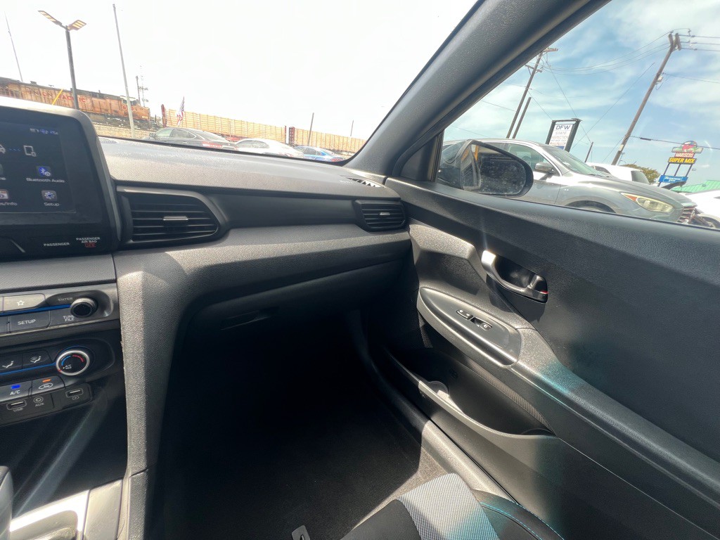 2019 Hyundai Veloster Image 16