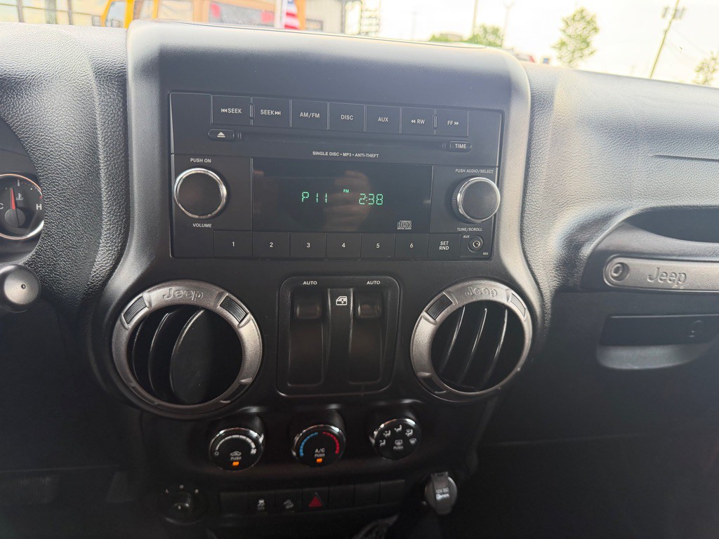 2012 Jeep Wrangler Image 9
