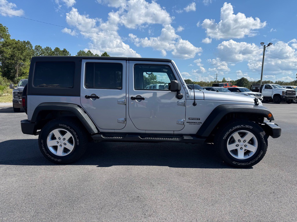 2013 Jeep Wrangler Unlimited Image 2