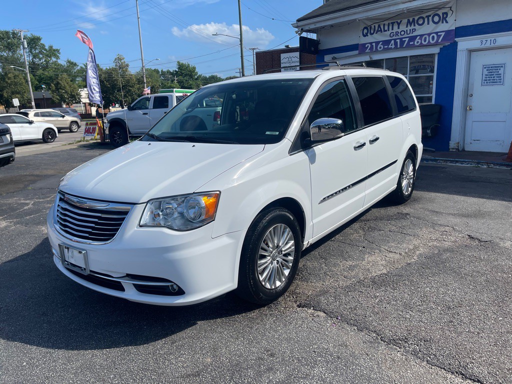 2015 Chrysler Town & Country Image 2