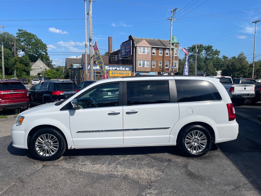 2015 Chrysler Town & Country Image 3