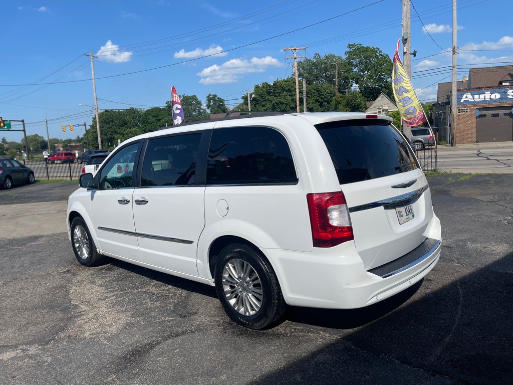 2015 Chrysler Town & Country Image 4