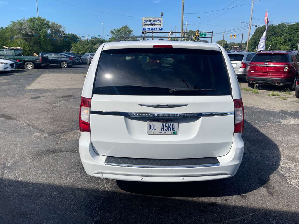 2015 Chrysler Town & Country Image 5
