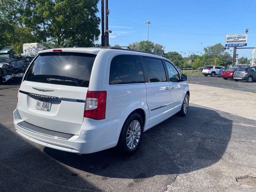 2015 Chrysler Town & Country Image 6