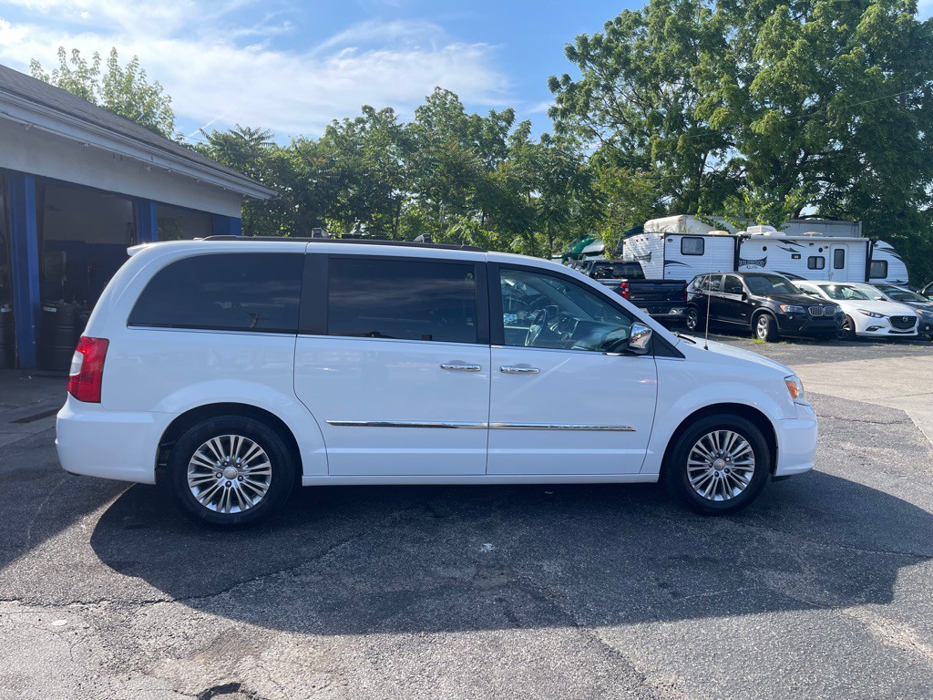 2015 Chrysler Town & Country Image 7