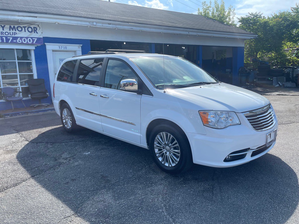 2015 Chrysler Town & Country Image 8