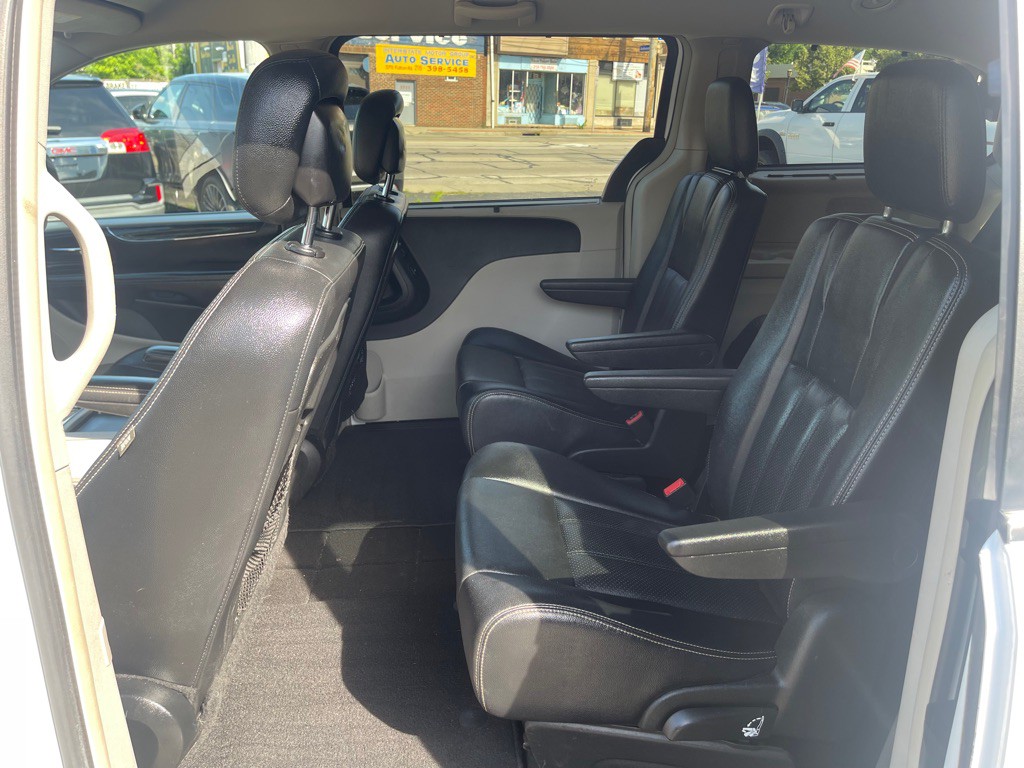 2015 Chrysler Town & Country Image 11