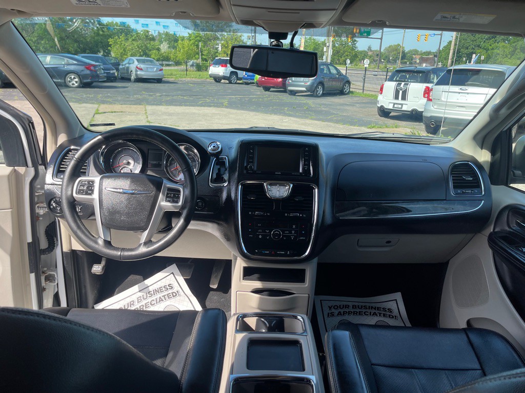 2015 Chrysler Town & Country Image 13
