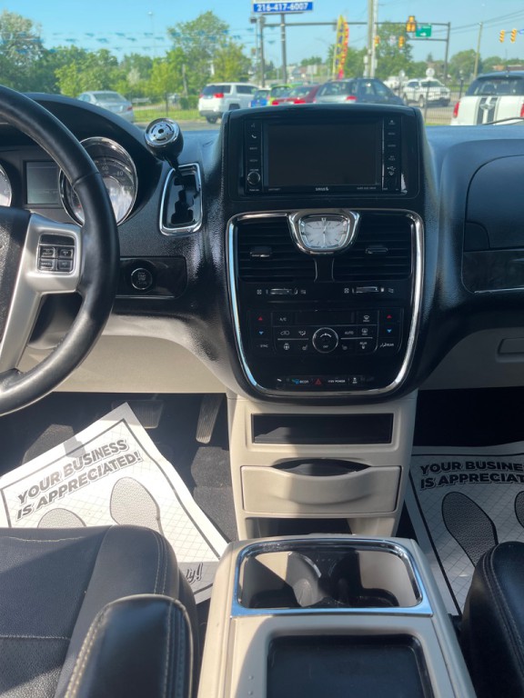 2015 Chrysler Town & Country Image 14