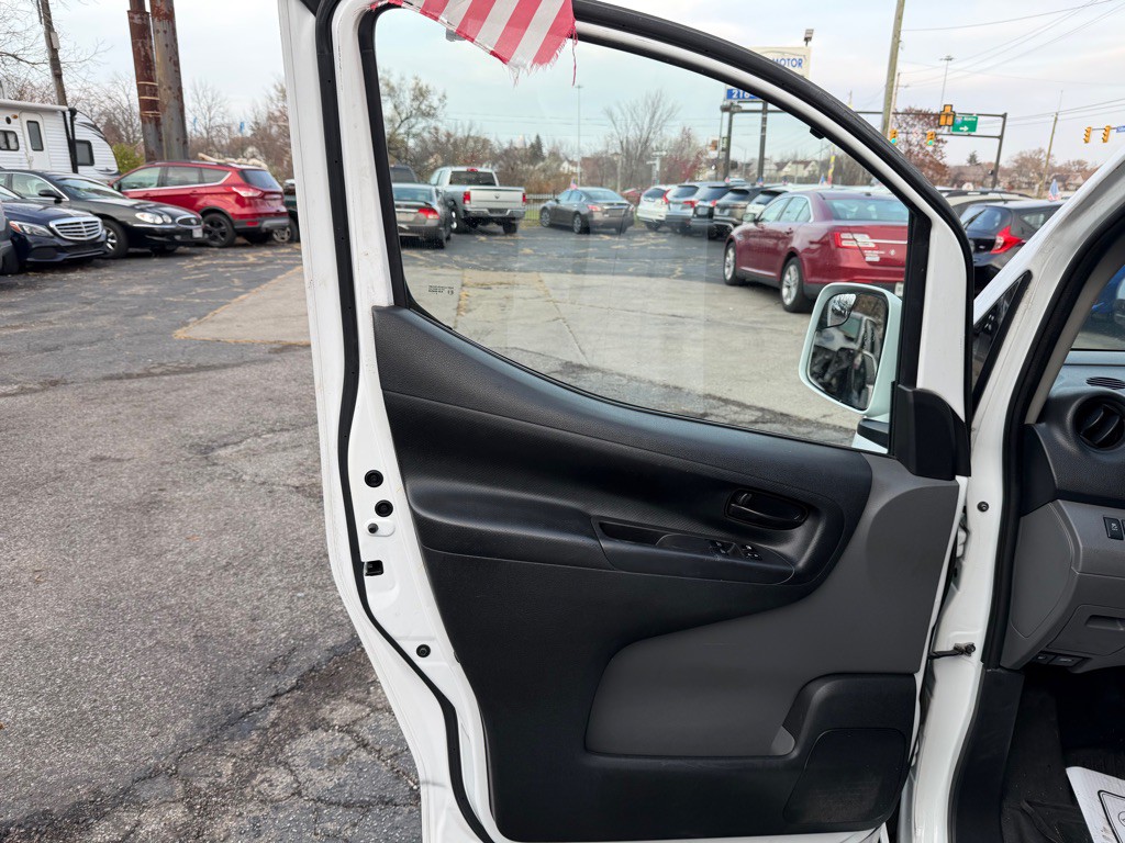 2015 Nissan NV200 Image 14