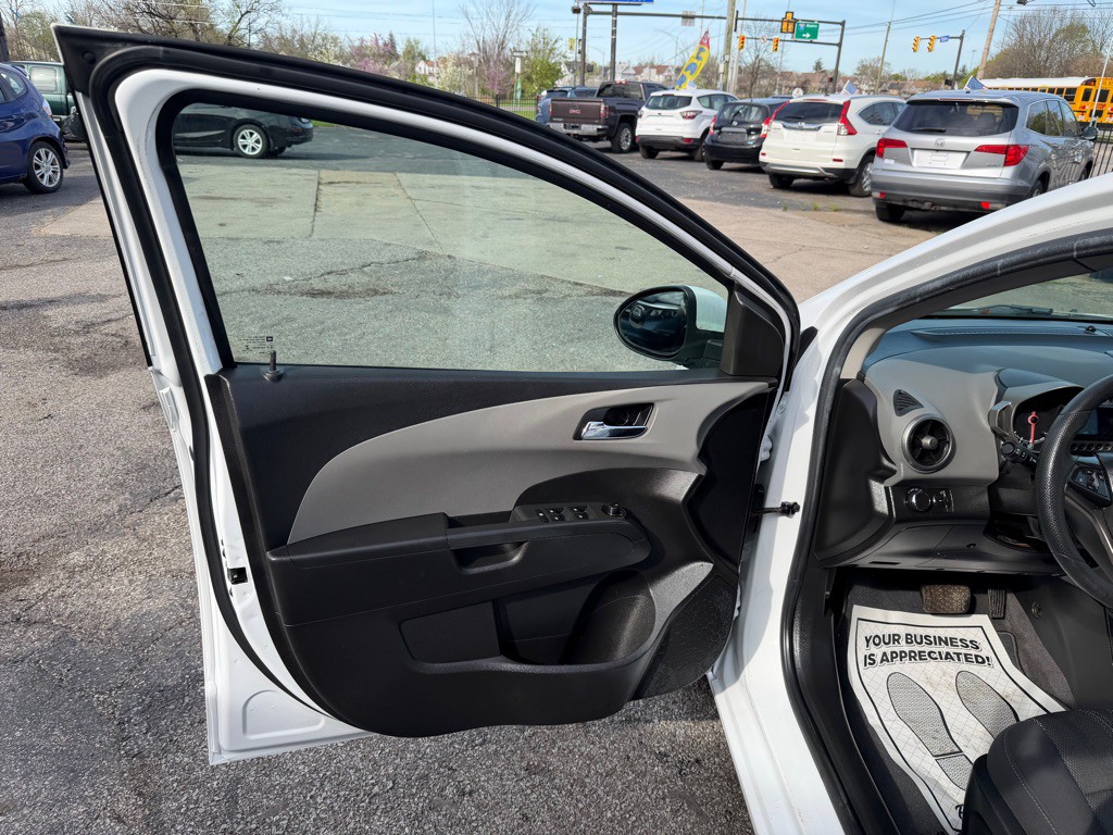 2013 Chevrolet Sonic Image 9