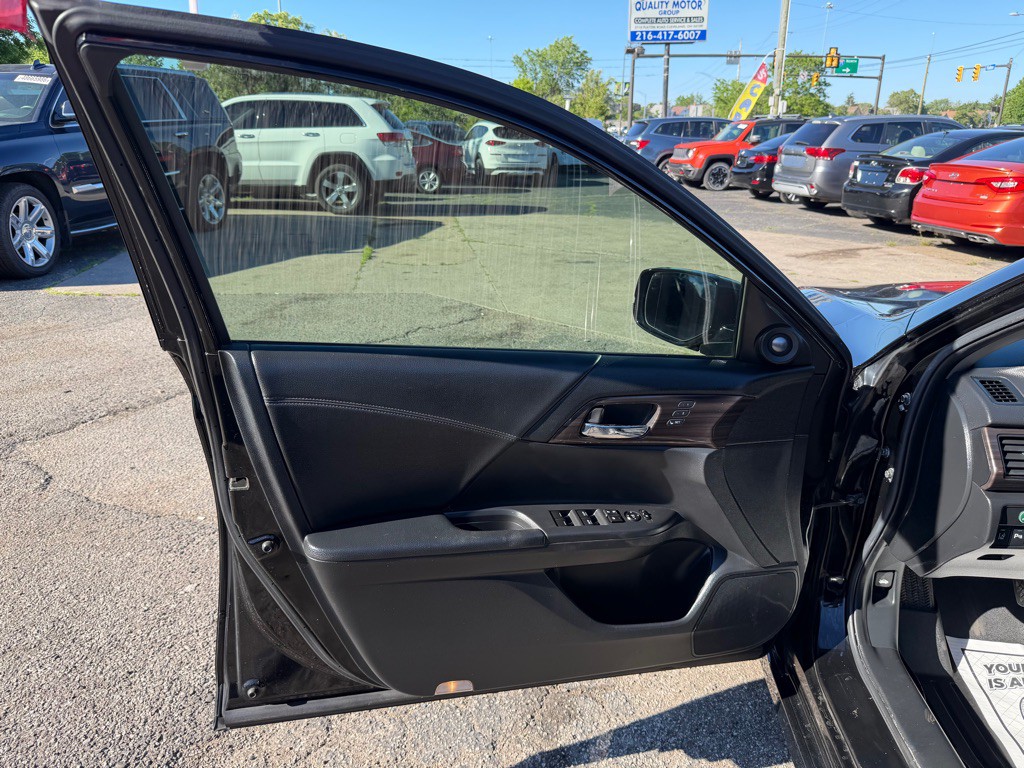 2017 Honda Accord Image 9