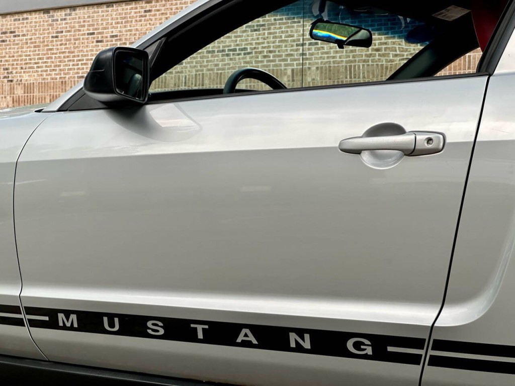 2005 Ford Mustang Image 35