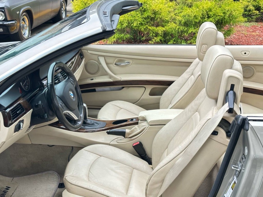 2011 BMW 3 Series Image 3