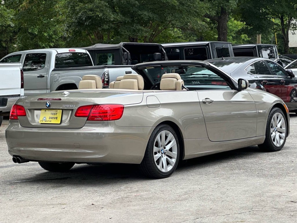 2011 BMW 3 Series Image 24