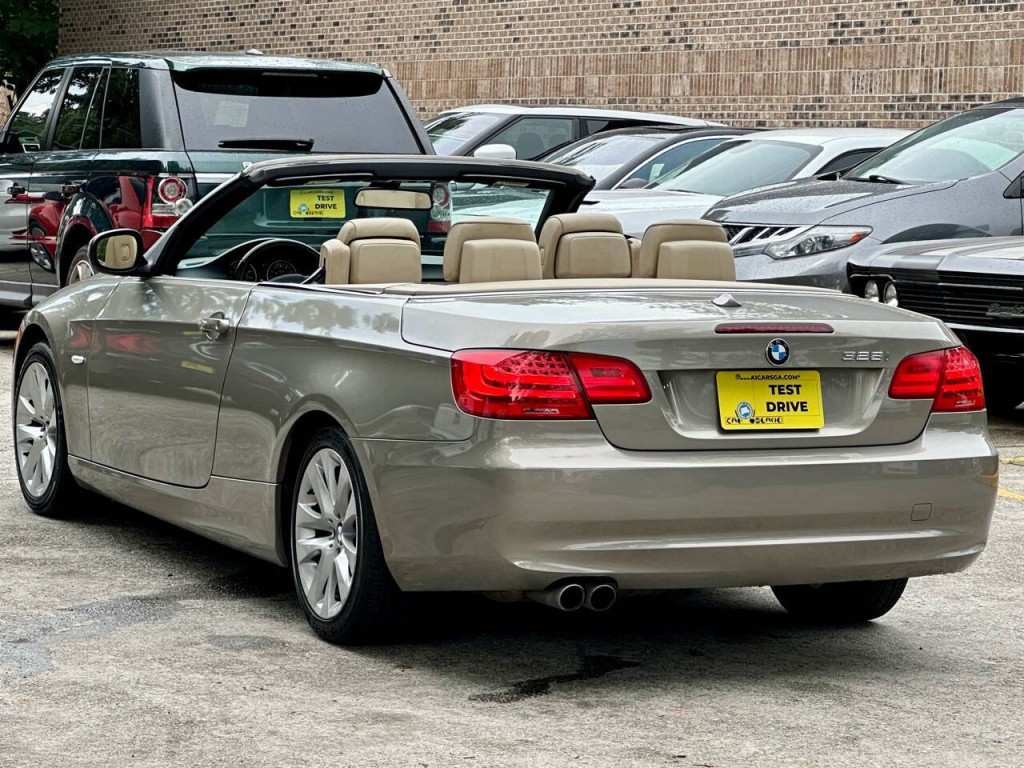 2011 BMW 3 Series Image 25