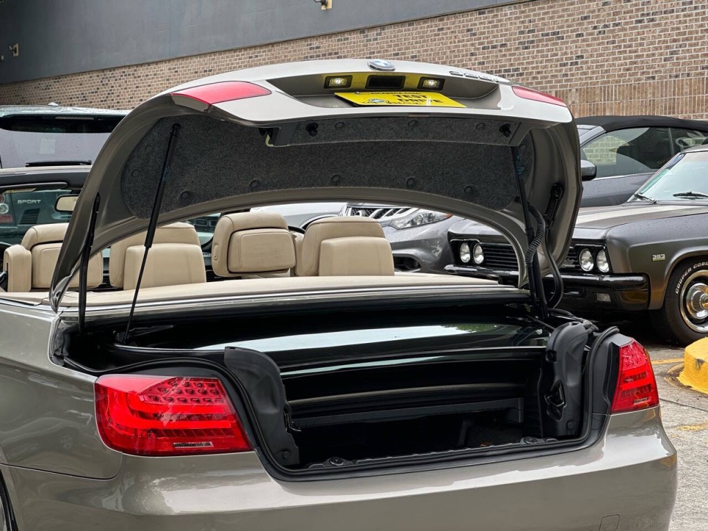2011 BMW 3 Series Image 27