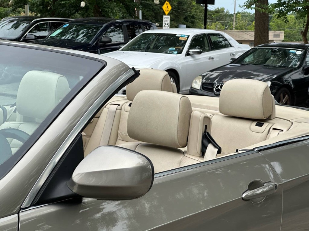 2011 BMW 3 Series Image 31