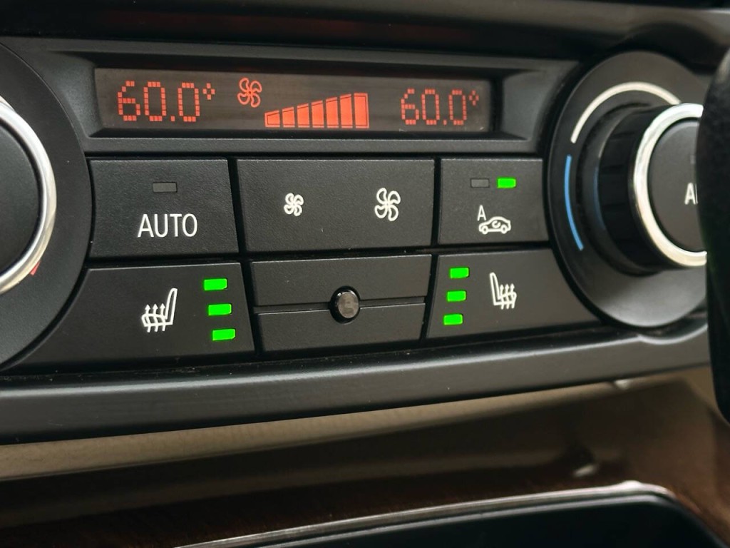 2011 BMW 3 Series Image 35