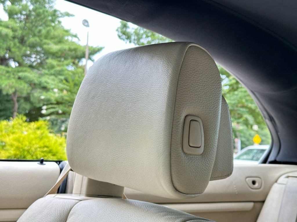 2011 BMW 3 Series Image 36