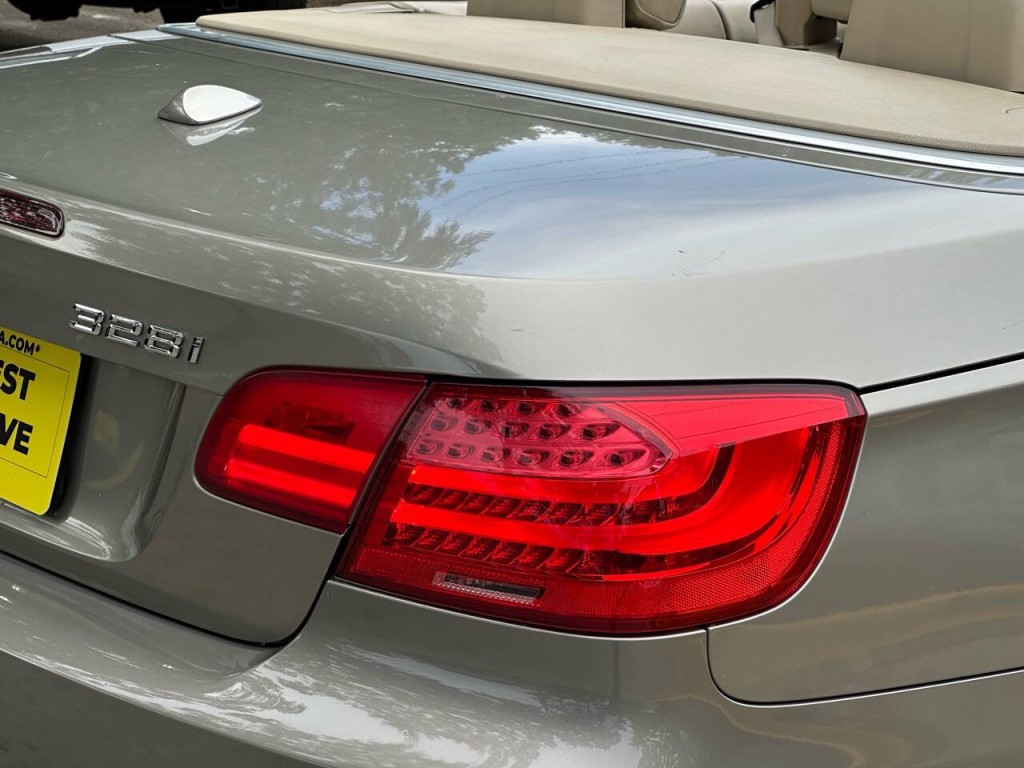 2011 BMW 3 Series Image 37