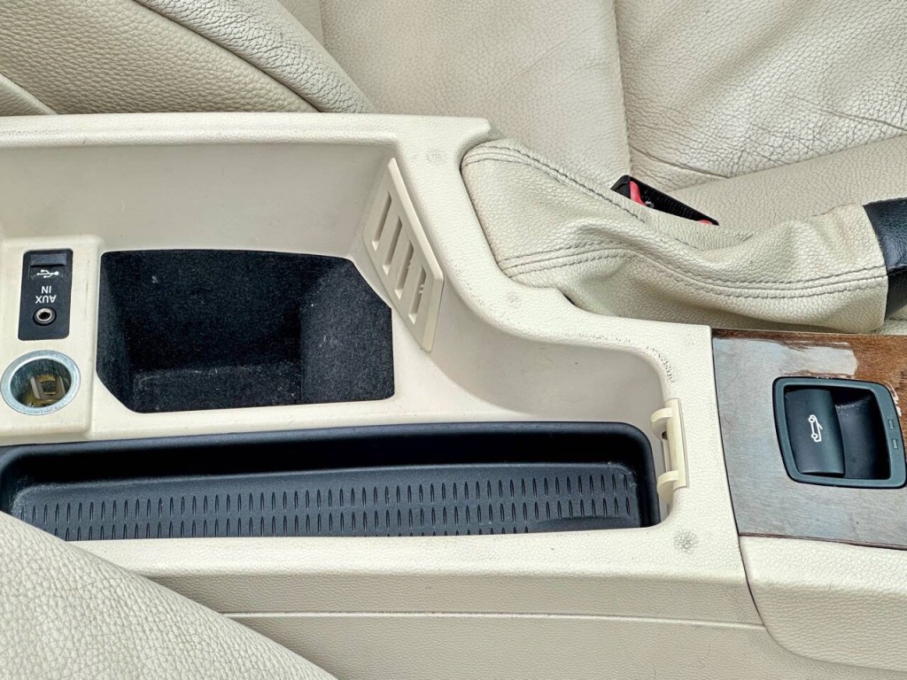 2011 BMW 3 Series Image 39
